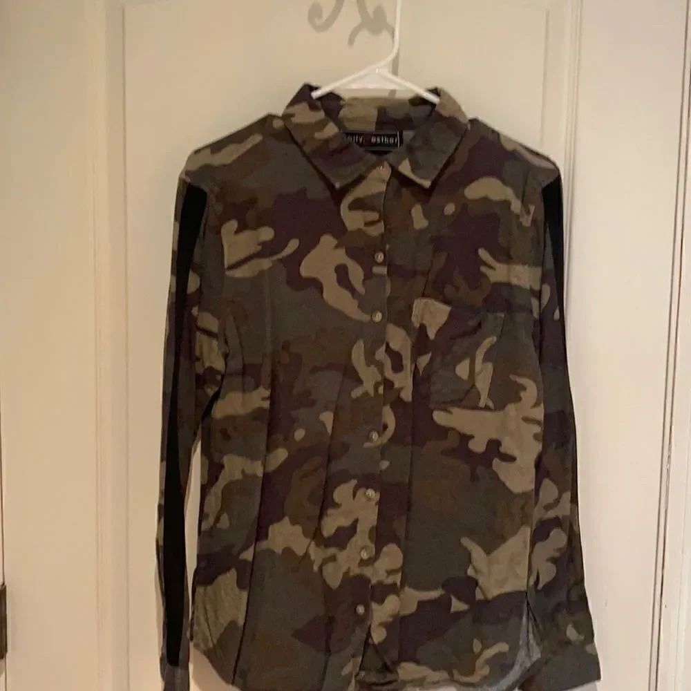 Camo Mom shirt M 